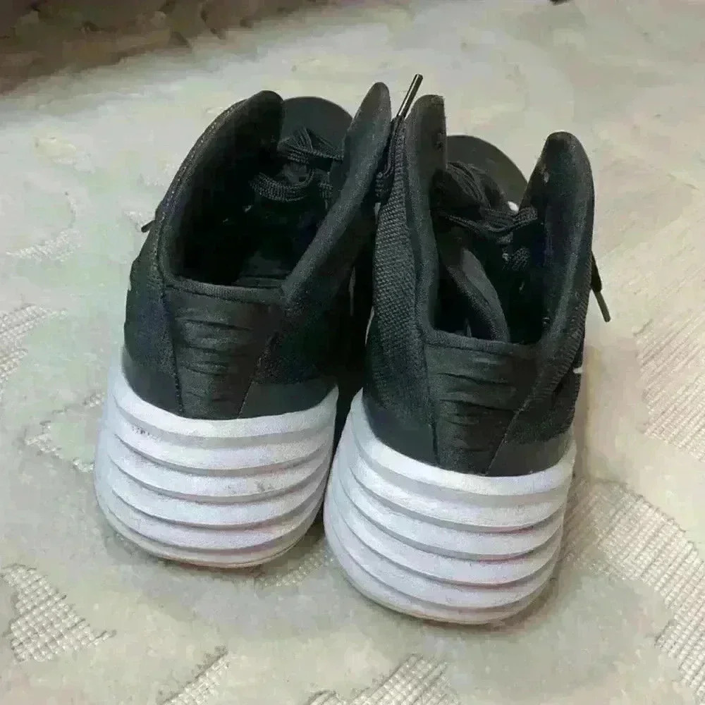 Nikes - Picture 3 of 6